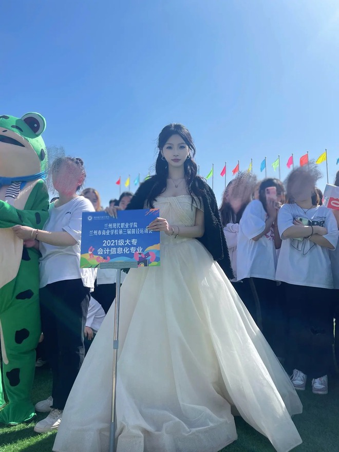 Nữ sinh cầm bảng hội thao lên hot search vì bóng lưng quá đẹp, tưởng đâu công chúa chạy trốn chứ! - Ảnh 10.