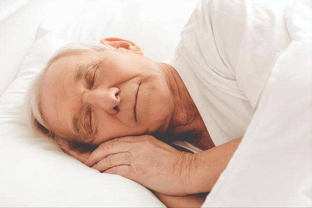 Người tr&ecirc;n 50 tuổi dễ d&agrave;ng ho&agrave;n th&agrave;nh 4 việc n&agrave;y th&igrave; sức khỏe v&agrave; tuổi thọ kh&ocirc;ng c&ograve;n l&agrave; vấn đề lớn - Ảnh 2.