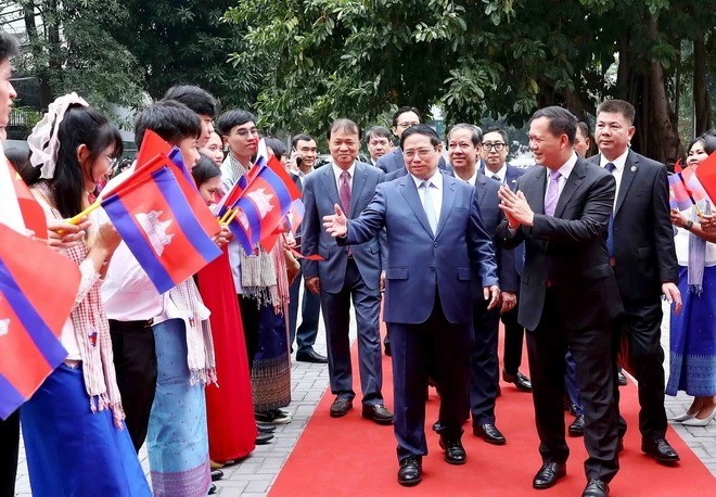 Thủ tướng Việt Nam và Campuchia thăm Trường Đại học Ngoại thương - Ảnh 2.