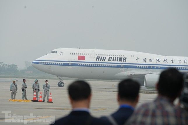 Toàn cảnh lễ đón Tổng Bí thư, Chủ tịch Trung Quốc Tập Cận Bình và Phu nhân tại Sân bay Quốc tế Nội Bài - Ảnh 6. Toàn cảnh lễ đón Tổng Bí thư, Chủ tịch Trung Quốc Tập Cận Bình và Phu nhân tại Sân bay Quốc tế Nội Bài - Ảnh 6.