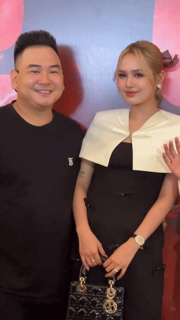 Xoài Non tiếp tục lộ loạt dấu hiệu mang thai khi lọt cam thường, luôn nắm tay chồng thiếu gia tình tứ - Ảnh 2. Xoài Non tiếp tục lộ loạt dấu hiệu mang thai khi lọt cam thường, luôn nắm tay chồng thiếu gia tình tứ - Ảnh 2.