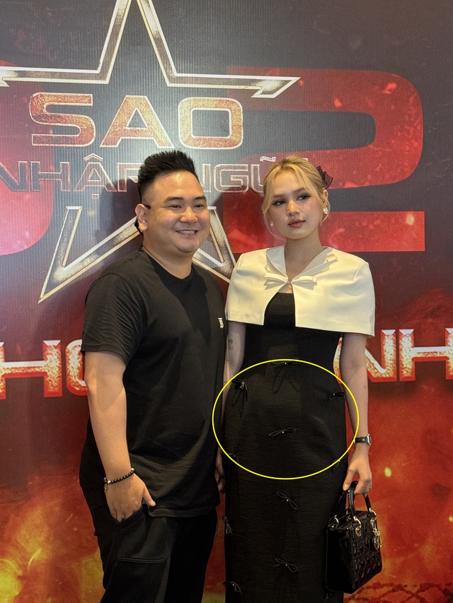 Xoài Non tiếp tục lộ loạt dấu hiệu mang thai khi lọt cam thường, luôn nắm tay chồng thiếu gia tình tứ - Ảnh 3. Xoài Non tiếp tục lộ loạt dấu hiệu mang thai khi lọt cam thường, luôn nắm tay chồng thiếu gia tình tứ - Ảnh 3.