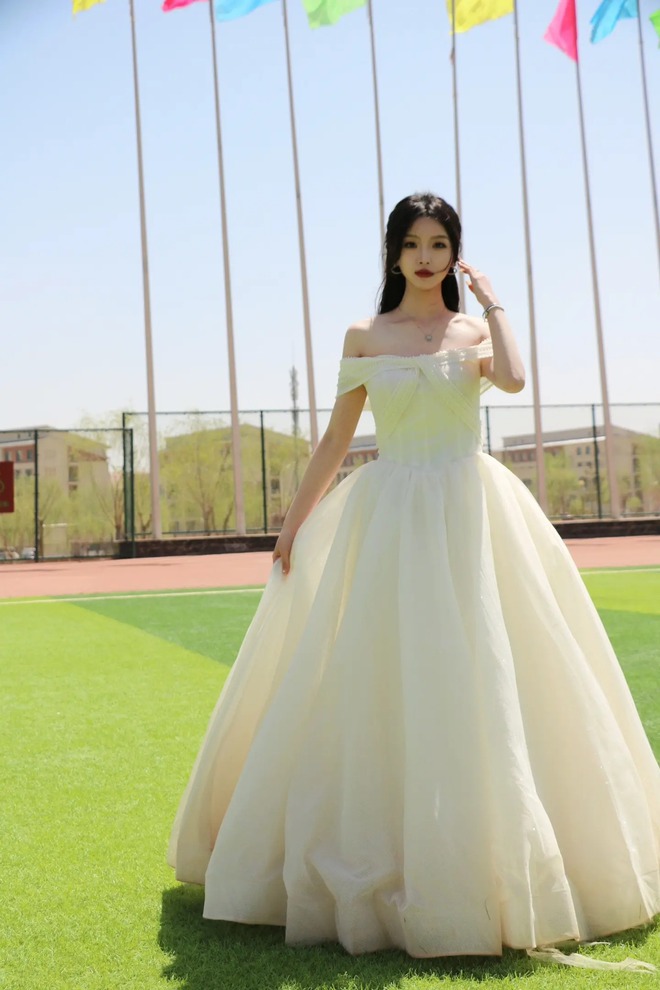 Nữ sinh cầm bảng hội thao lên hot search vì bóng lưng quá đẹp, tưởng đâu công chúa chạy trốn chứ! - Ảnh 8.