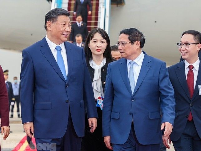 Toàn cảnh lễ đón Tổng Bí thư, Chủ tịch Trung Quốc Tập Cận Bình và Phu nhân tại Sân bay Quốc tế Nội Bài - Ảnh 4. Toàn cảnh lễ đón Tổng Bí thư, Chủ tịch Trung Quốc Tập Cận Bình và Phu nhân tại Sân bay Quốc tế Nội Bài - Ảnh 4.