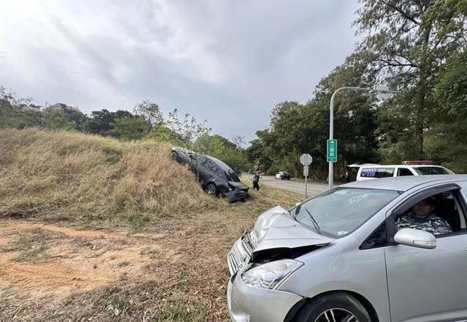 Lương Sơn Bá xấu nhất màn ảnh gặp tai nạn xe nghiêm trọng khi quay phim, hiện trường hỗn loạn khiến fan lo sốt vó - Ảnh 2. Lương Sơn Bá xấu nhất màn ảnh gặp tai nạn xe nghiêm trọng khi quay phim, hiện trường hỗn loạn khiến fan lo sốt vó - Ảnh 2.