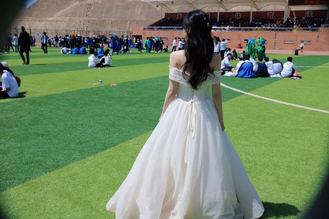 Nữ sinh cầm bảng hội thao lên hot search vì bóng lưng quá đẹp, tưởng đâu công chúa chạy trốn chứ! - Ảnh 7.