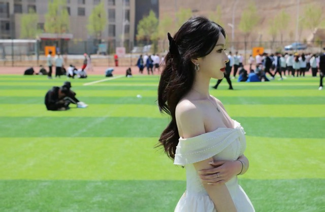 Nữ sinh cầm bảng hội thao lên hot search vì bóng lưng quá đẹp, tưởng đâu công chúa chạy trốn chứ! - Ảnh 6.