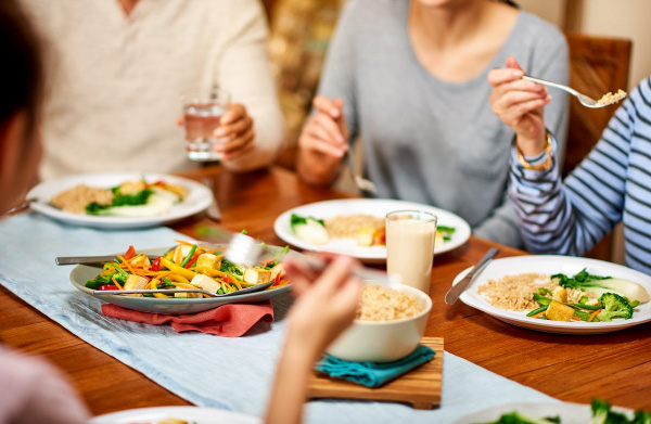 Dịp lễ Tết cận kề, chuyên gia 'điểm mặt' 5 thói xấu trong bữa ăn gây tổn hại sức khỏe và chỉ cách ăn đúng- Ảnh 1.