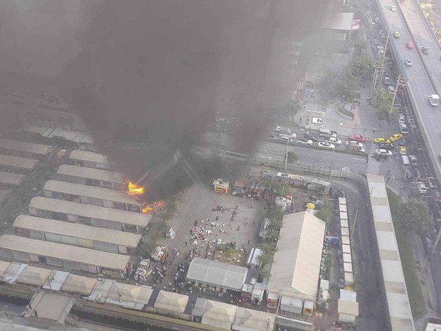 Clip, ảnh: Khung cảnh hiện trường vụ hỏa hoạn kinh hoàng tại Chợ đêm Jodd Fairs (Thái Lan) - Ảnh 6.