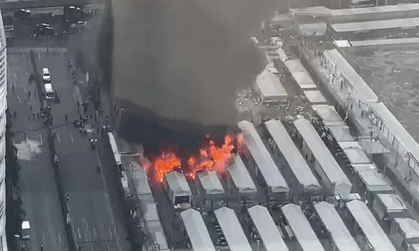 Clip, ảnh: Khung cảnh hiện trường vụ hỏa hoạn kinh hoàng tại Chợ đêm Jodd Fairs (Thái Lan) - Ảnh 2.