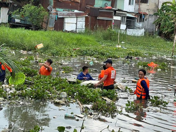 Những bạn trẻ sẵn sàng ngâm mình trong dòng nước đen vì một khát vọng xanh cho Việt Nam - Ảnh 6.