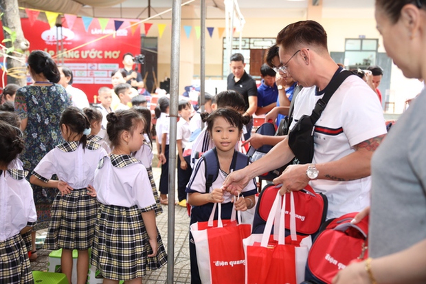  Điện Quang và hành trình thắp sáng ước mơ: Để những bàn chân nhỏ từ bóng đêm bước tới tương lai rực rỡ - Ảnh 8.