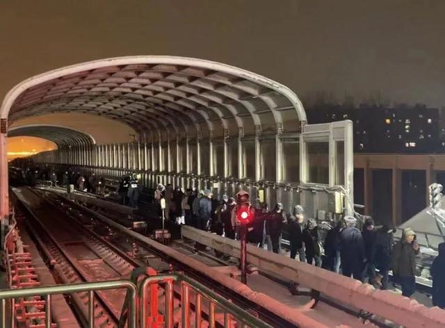 Tàu điện ngầm Bắc Kinh đang chạy bỗng đứt lìa toa giữa giờ cao điểm, 30 người bị thương - Ảnh 2.