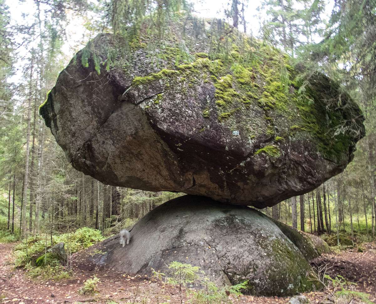 Kummakivi: Tảng đá thách thức trọng lực bí ẩn tại Phần Lan - Ảnh 1.