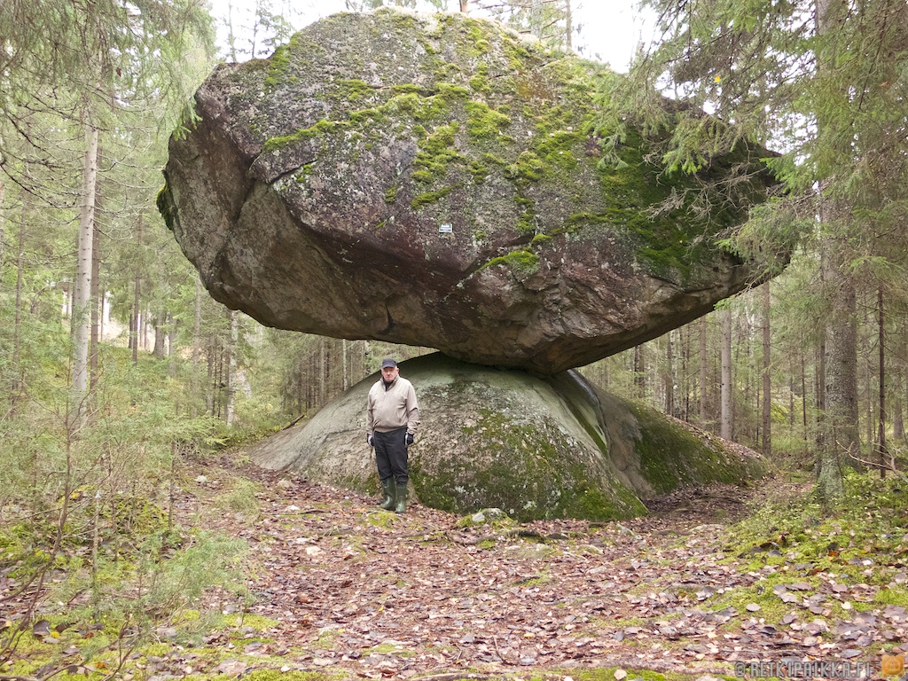 Kummakivi: Tảng đá thách thức trọng lực bí ẩn tại Phần Lan - Ảnh 3.