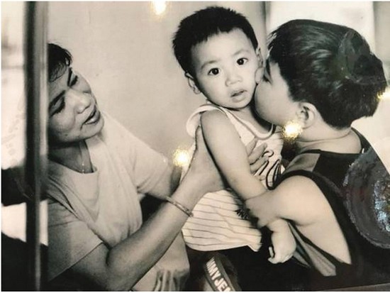 Bức ảnh cậu bé Quảng Trị với cánh tay không lành lặn bên mẹ và em trai viral MXH: Câu chuyện phía sau quá đáng tự hào - Ảnh 1.