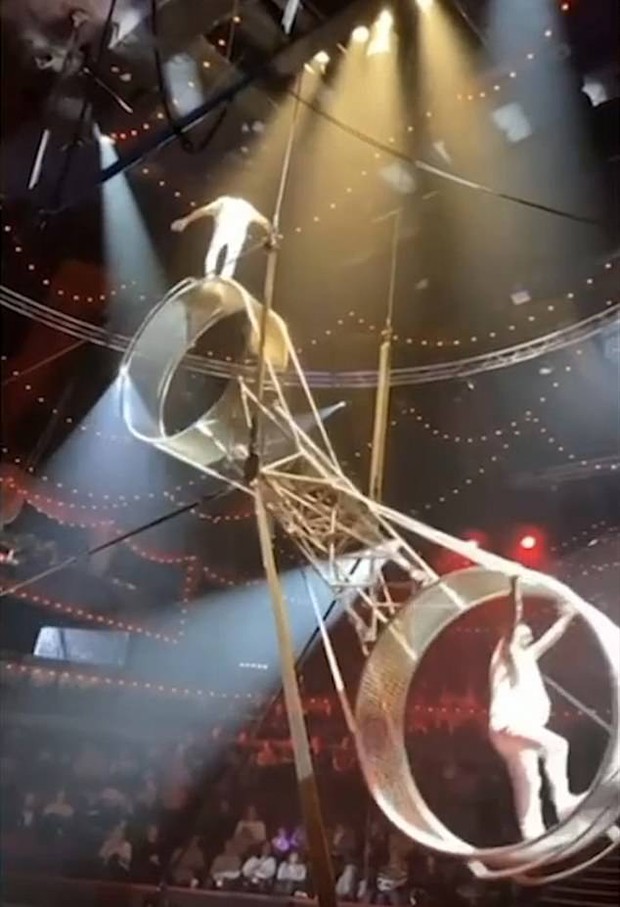 Clip kinh hoàng: Nghệ sĩ xiếc nhào lộn rơi khỏi “Bánh xe tử thần” từ độ cao 9m trước sự chứng kiến của hàng trăm khán giả - Ảnh 2.