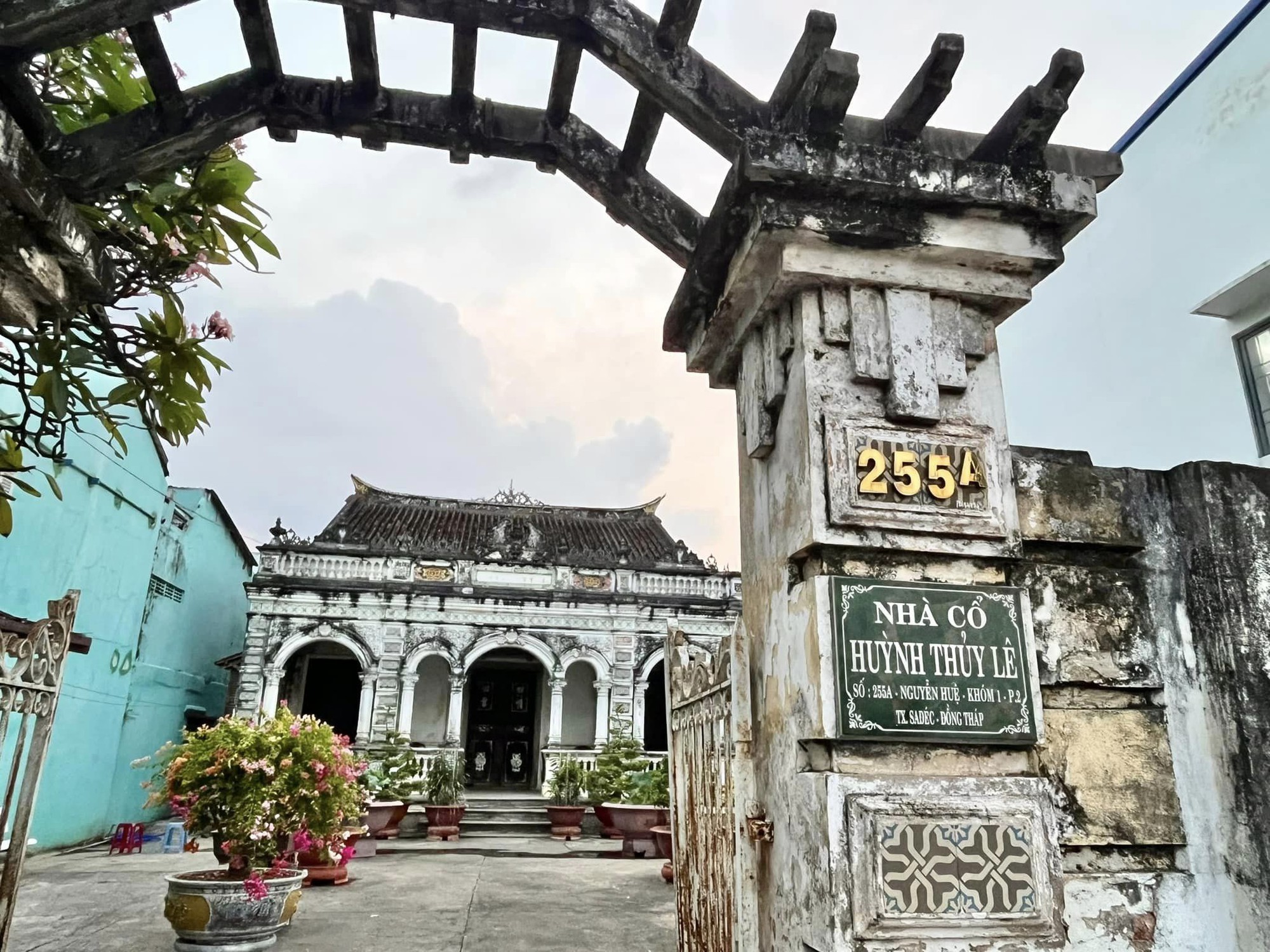 Nhà cổ hơn 130 tuổi ở Đồng Tháp nổi tiếng thế giới bởi câu chuyện tình nay có chiếu phim, bán buffet bánh đặc sản cho khách du lịch - Ảnh 2.