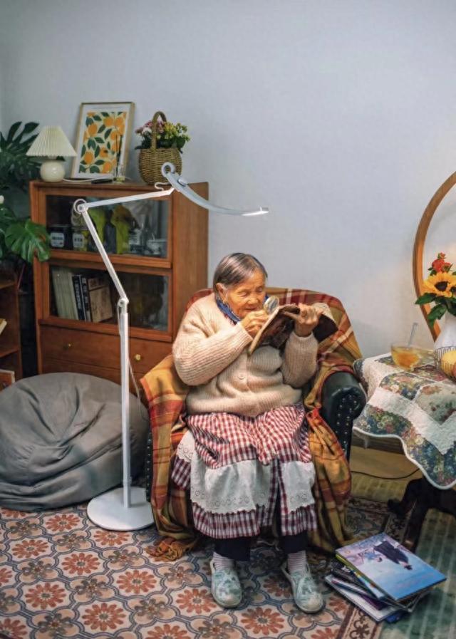 Sống một mình ở tuổi 81, cụ bà tự trồng cây cảnh trong nhà để làm thú vui mỗi ngày - Ảnh 1.