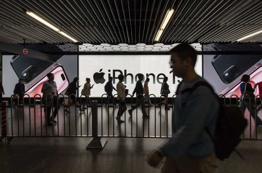 Bloomberg: Apple, Samsung “đứng ngồi không yên” vì một yêu cầu từ Trung Quốc - Ảnh 1.