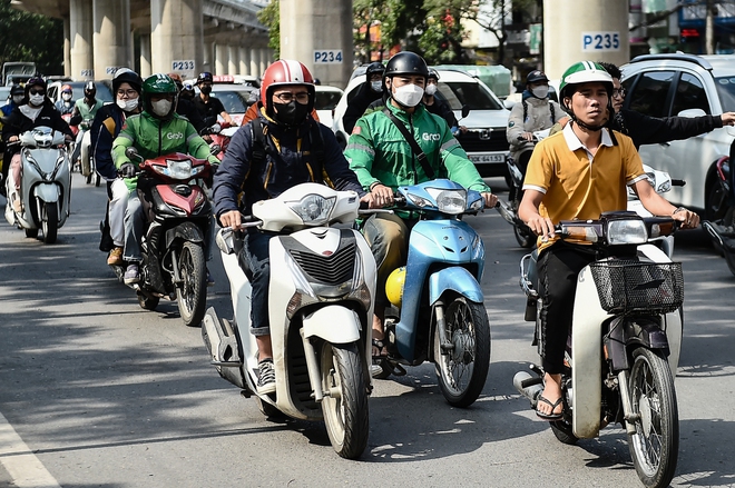  Không khí lạnh tràn về, người dân Hà Nội mặc áo ấm, che mặt kín mít khi ra đường - Ảnh 9.