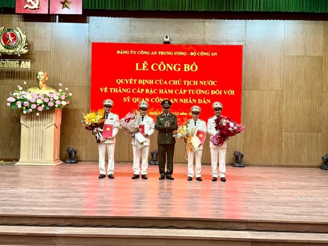 Bốn sĩ quan công an được thăng cấp bậc hàm cấp Tướng - Ảnh 4.