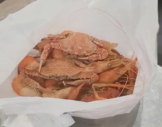 Đôi nam nữ ở Hà Nội đi ăn buffet, lén bỏ túi 4kg hải sản mang về bị nhà hàng phát hiện - Ảnh 1.
