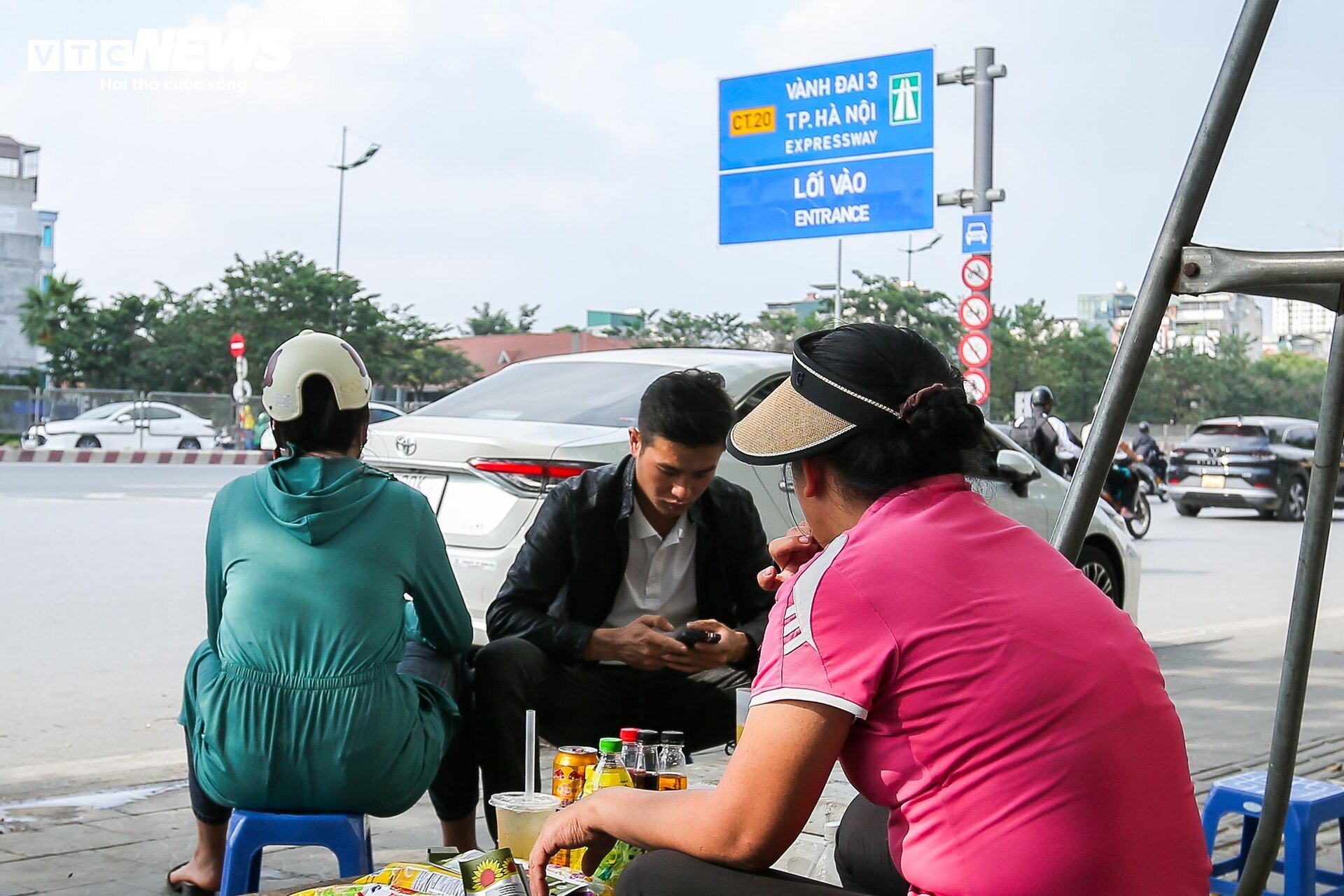 Bất chấp nguy hiểm, xe ôm lao vun vút lên đường Vành đai 3 trên cao bắt khách - Ảnh 17.