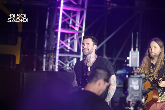  Adam Levine cởi áo khoe 6 múi khiến hàng nghìn khán giả hú hét, còn xuống tận nơi selfie với fan Việt!  - Ảnh 4.