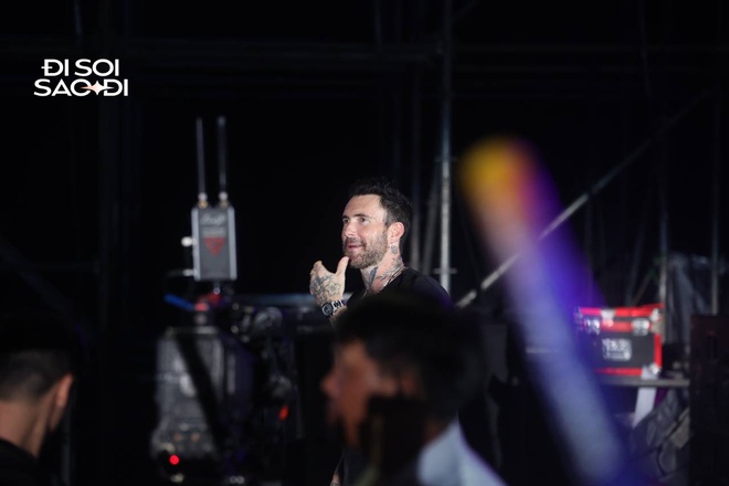  Adam Levine cởi áo khoe 6 múi khiến hàng nghìn khán giả hú hét, còn xuống tận nơi selfie với fan Việt!  - Ảnh 3.