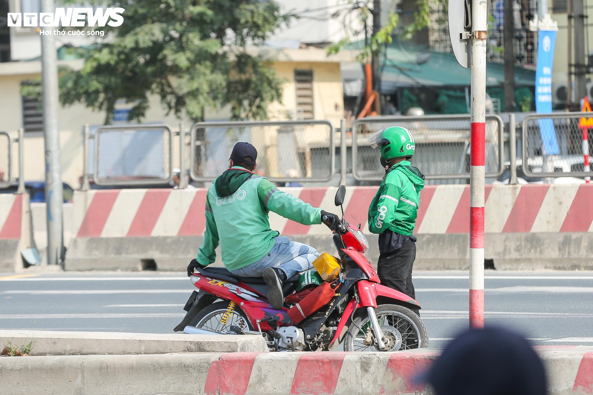 Bất chấp nguy hiểm, xe ôm lao vun vút lên đường Vành đai 3 trên cao bắt khách - Ảnh 6.