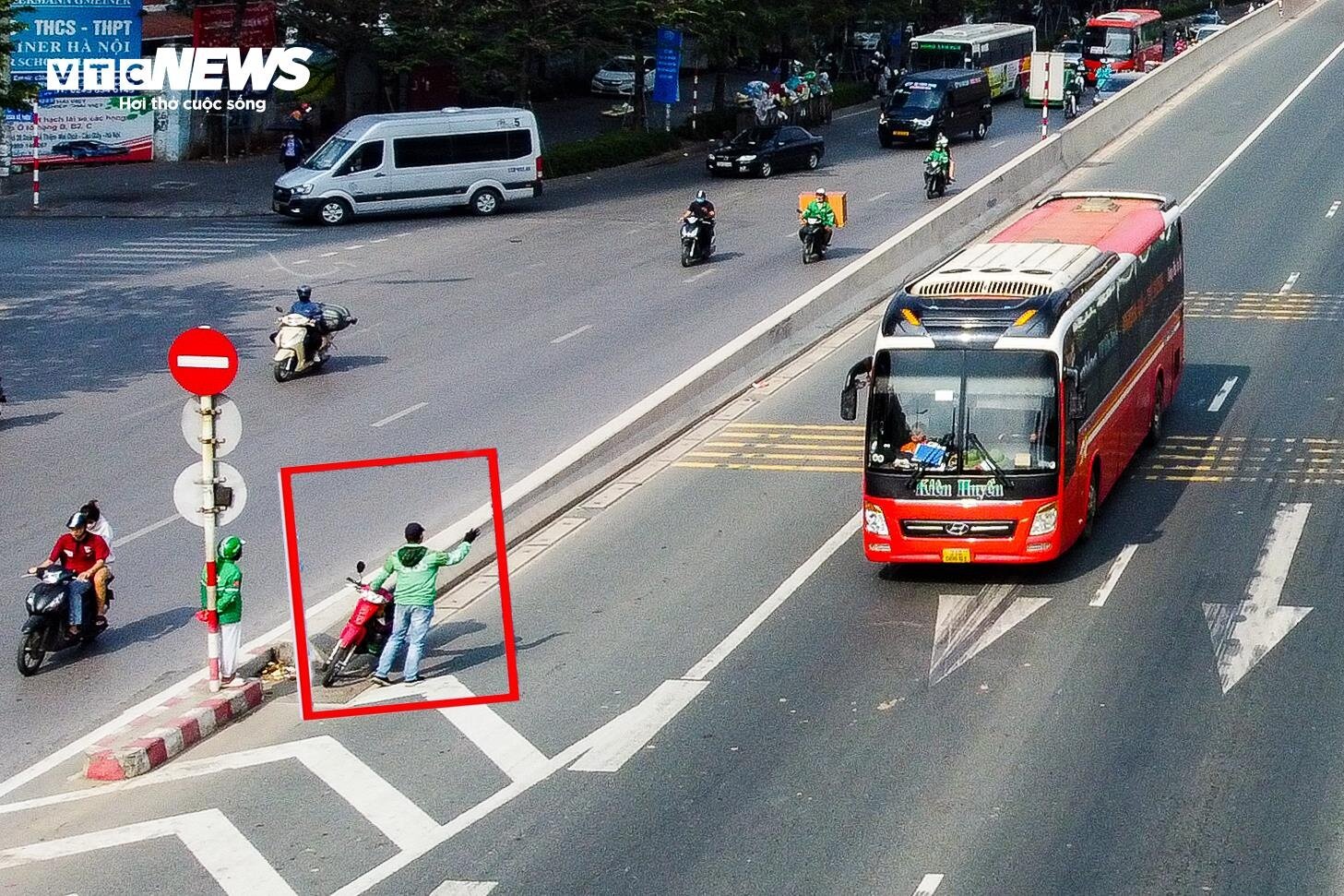 Bất chấp nguy hiểm, xe ôm lao vun vút lên đường Vành đai 3 trên cao bắt khách - Ảnh 5.