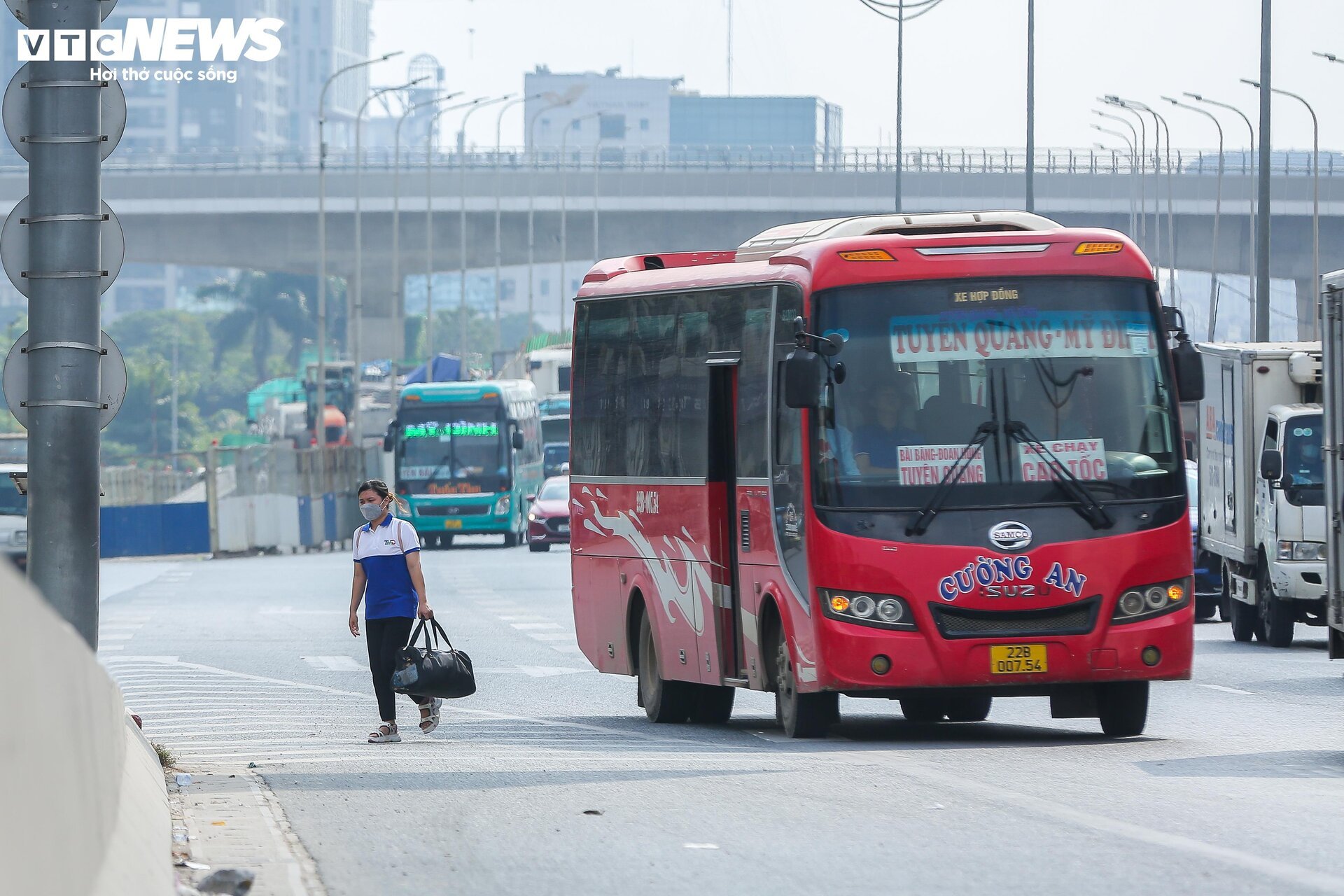 Bất chấp nguy hiểm, xe ôm lao vun vút lên đường Vành đai 3 trên cao bắt khách - Ảnh 4.