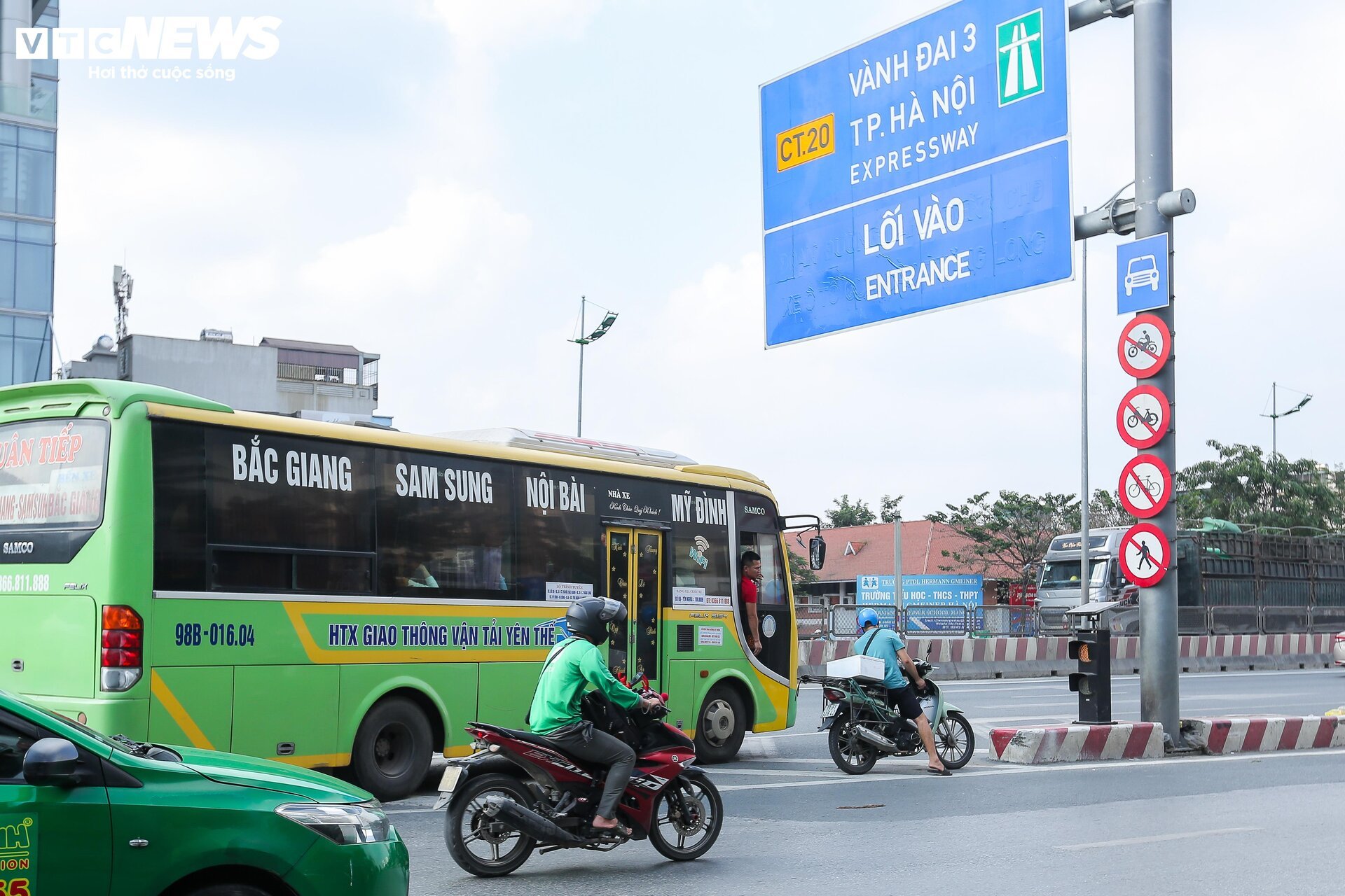 Bất chấp nguy hiểm, xe ôm lao vun vút lên đường Vành đai 3 trên cao bắt khách - Ảnh 3.