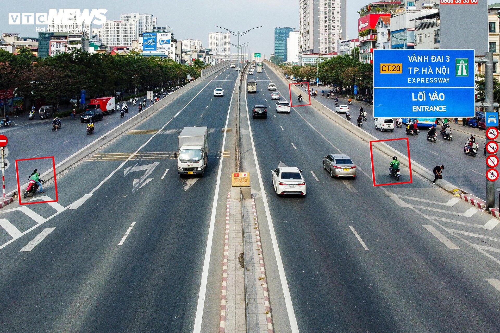 Bất chấp nguy hiểm, xe ôm lao vun vút lên đường Vành đai 3 trên cao bắt khách - Ảnh 1.