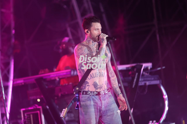  Adam Levine cởi áo khoe 6 múi khiến hàng nghìn khán giả hú hét, còn xuống tận nơi selfie với fan Việt!  - Ảnh 12.