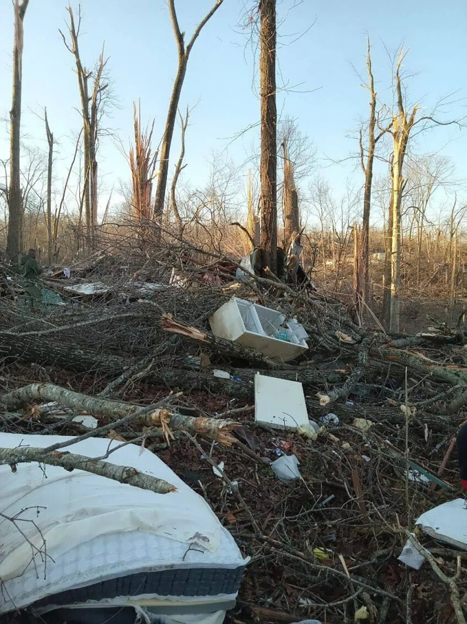 Lốc xoáy "tử thần" thổi bay ngôi nhà trong phút chốc, bé trai 4 tháng tuổi  sống sót kỳ diệu, được tìm thấy ở vị trí không thể tin nổi