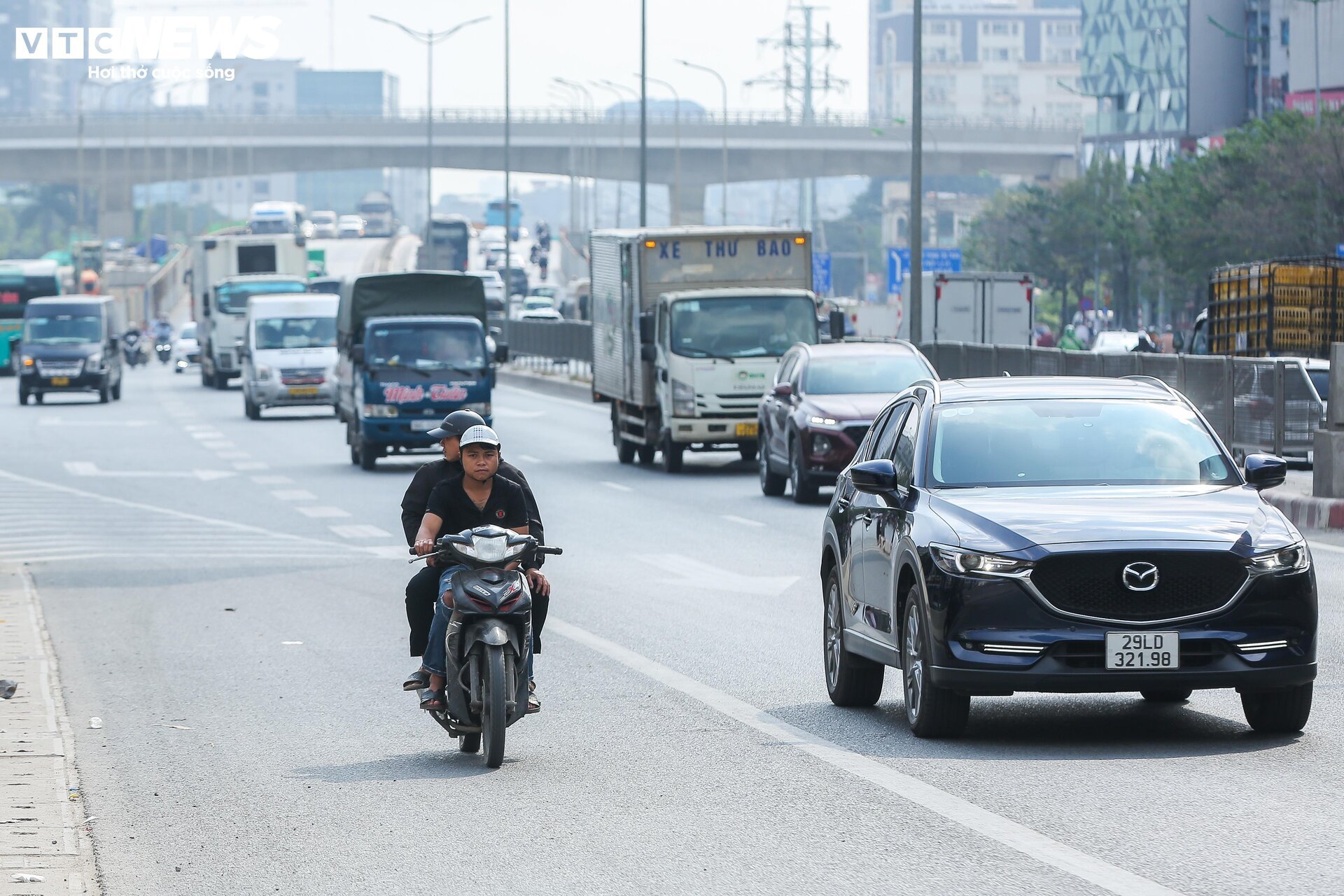 Bất chấp nguy hiểm, xe ôm lao vun vút lên đường Vành đai 3 trên cao bắt khách - Ảnh 14.