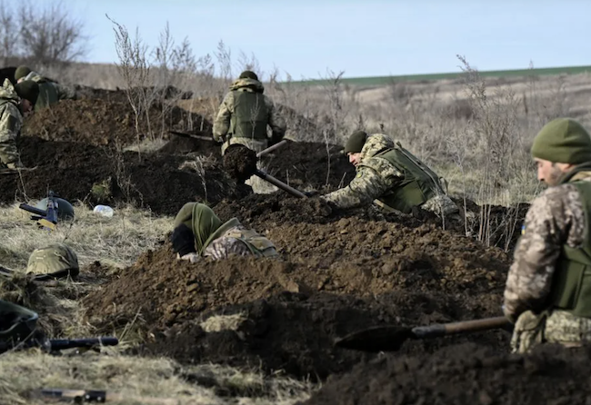 Ukraine chuyển sang phòng thủ tiền tuyến, nhưng liệu có quá muộn? - Ảnh 1.