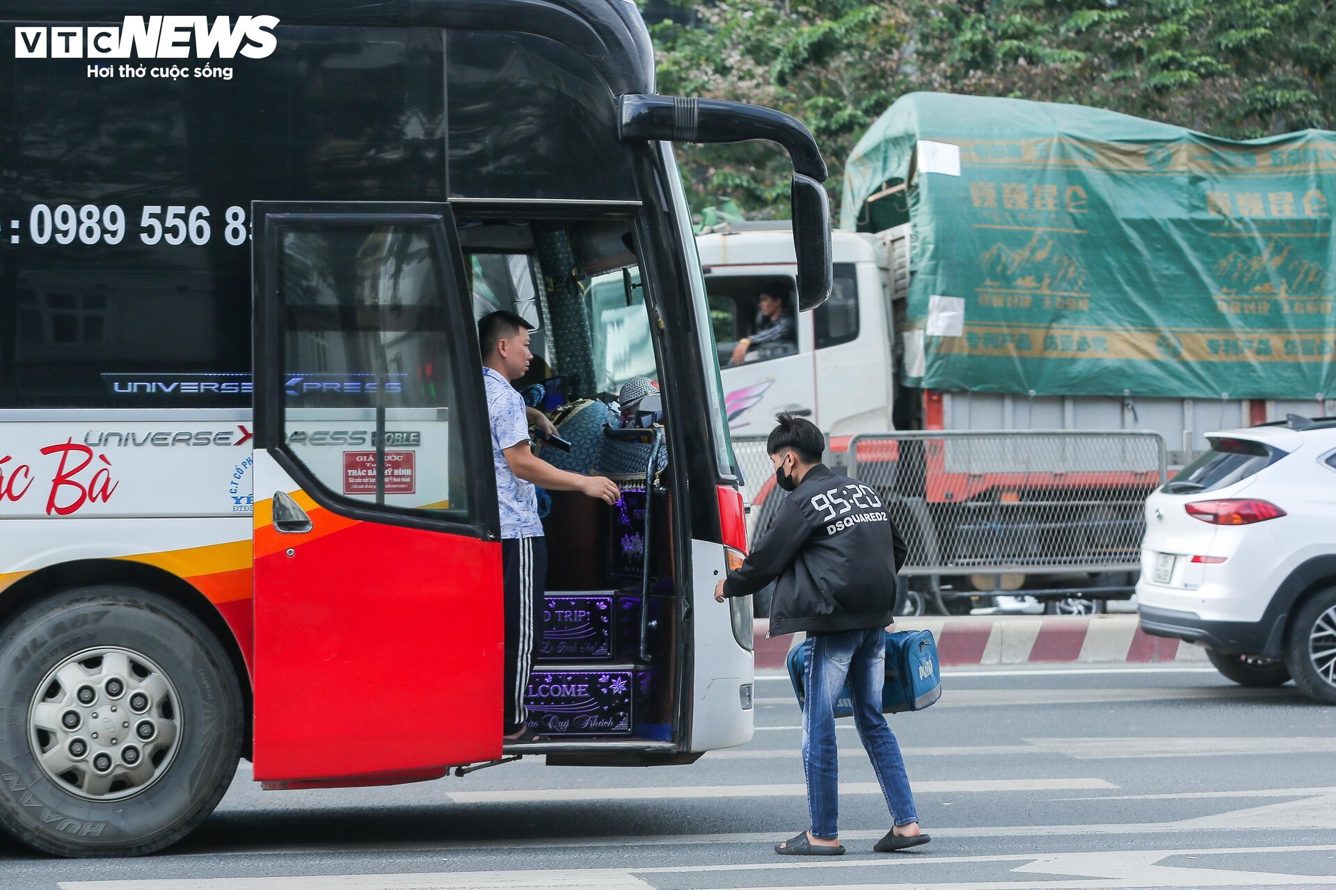 Bất chấp nguy hiểm, xe ôm lao vun vút lên đường Vành đai 3 trên cao bắt khách - Ảnh 12.