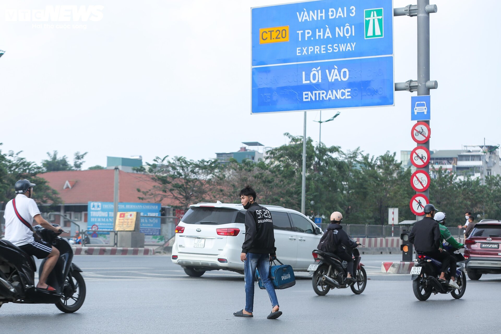 Bất chấp nguy hiểm, xe ôm lao vun vút lên đường Vành đai 3 trên cao bắt khách - Ảnh 10.