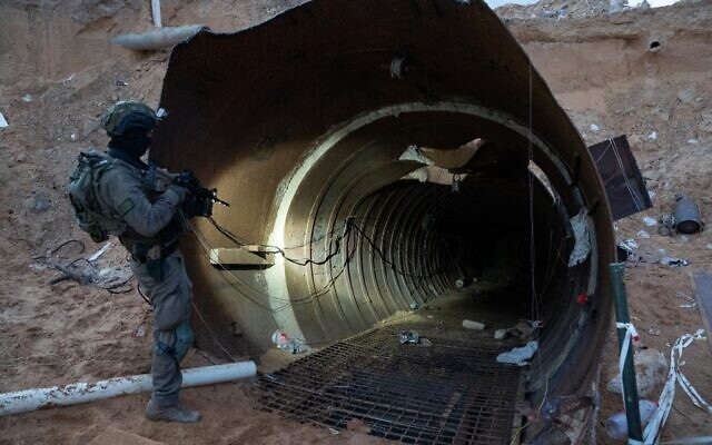 Israel phát hiện đường hầm lớn chưa từng có ở Dải Gaza, ô tô có thể chạy bên trong - Ảnh 1.