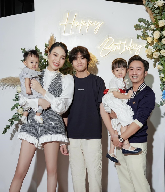 Cường Đô La khoe ảnh gia đình 5 người, anh em Subeo - Suchin chiếm spotlight vì biểu cảm siêu cưng - Ảnh 3.