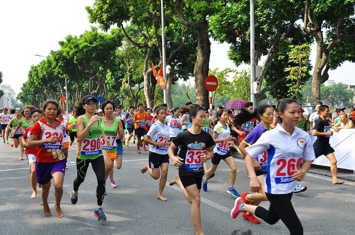 Hà Nội tạm cấm tổ chức sự kiện thể thao, ẩm thực có tính thương mại ở phố đi bộ - Ảnh 1.