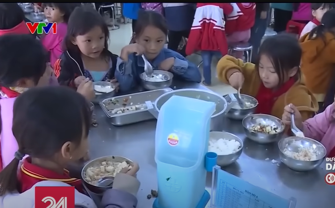 Vụ học sinh 'ăn mì tôm chan cơm': Câu nói bất ngờ của thầy hiệu trưởng khi trò nói chưa no