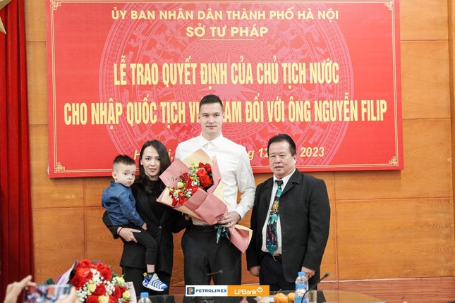 Thủ môn Nguyễn Filip xúc động trong ngày nhận quốc tịch Việt Nam - Ảnh 2.