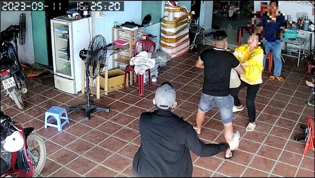 Bình Thuận: Truy tố 2 người con trai tưới xăng dọa đốt nhà mẹ ruột - Ảnh 1.