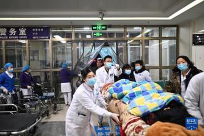 Hiện trường trận động đất khiến hơn 100 người chết tại Trung Quốc: Cứu hộ xuyên đêm tìm người bị vùi lấp trong cái lạnh dưới 0 độ C - Ảnh 8.