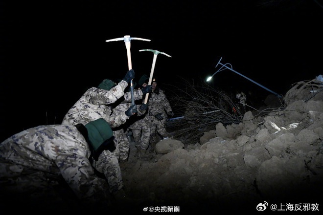 Hiện trường trận động đất khiến hơn 100 người chết tại Trung Quốc: Cứu hộ xuyên đêm tìm người bị vùi lấp trong cái lạnh dưới 0 độ C - Ảnh 16.