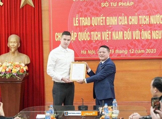 Thủ môn Nguyễn Filip xúc động trong ngày nhận quốc tịch Việt Nam - Ảnh 1.
